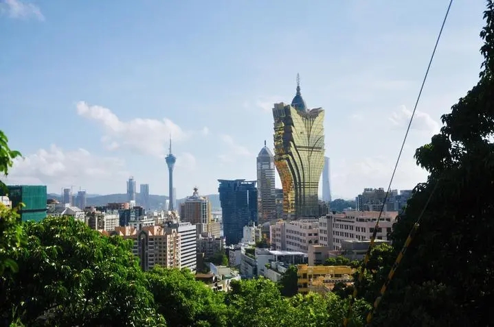 2025年新澳门跟香港天天免费精准大全，全面释义、实施策略及警惕虚假宣传